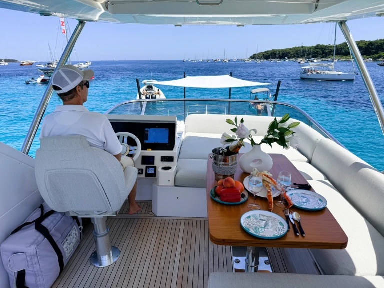 Location bateau Golfe-Juan pas cher Azimut 50 Fly