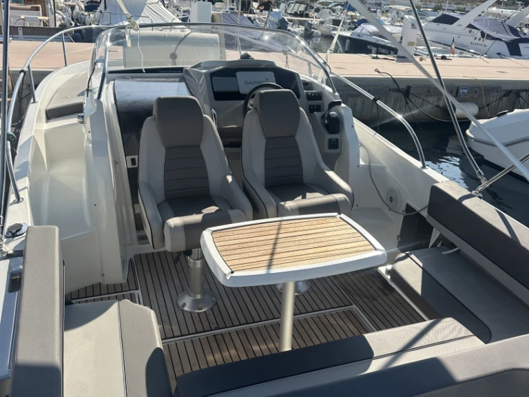 Louez un Jeanneau Cap Camarat 7.5 WA à Antibes