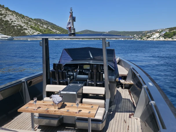 Bateau à moteur à louer à Hvar au meilleur prix
