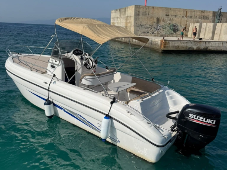 Louez un Ranieri Shadow 24 S à Italie