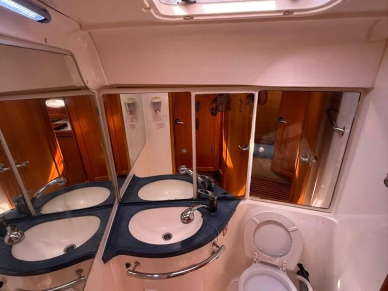 Louez un Bavaria Bavaria 42 Cruiser à Lávrio