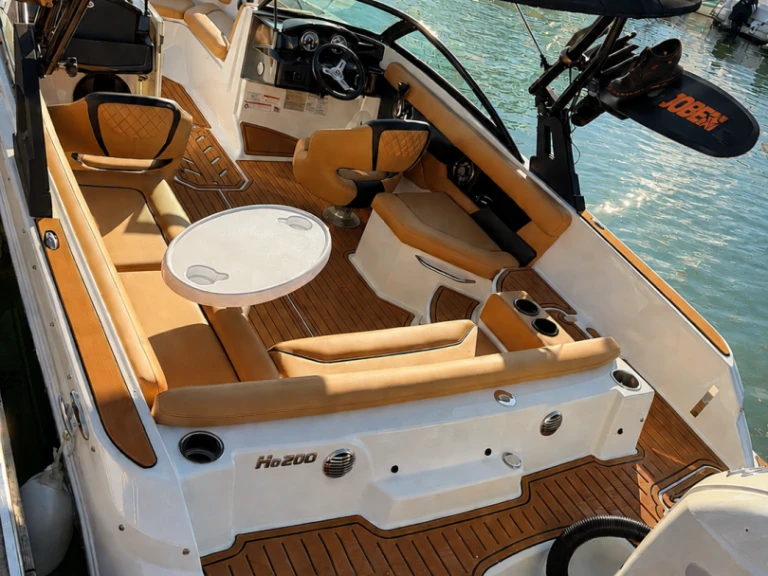 Louer Bateau à moteur avec ou sans skipper Four Winns à Aix-les-Bains