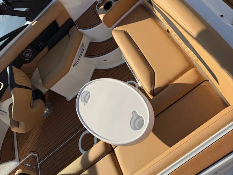 Bateau à moteur à louer à Aix-les-Bains au meilleur prix