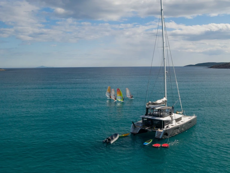 Catamaran à louer à Athens Marina au meilleur prix