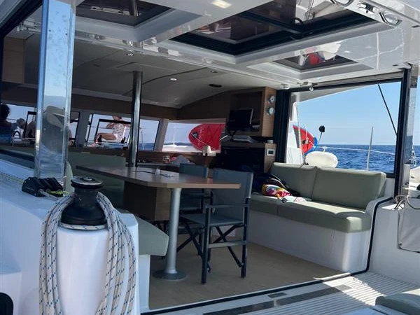 Catamaran à louer à Neo Klima au meilleur prix