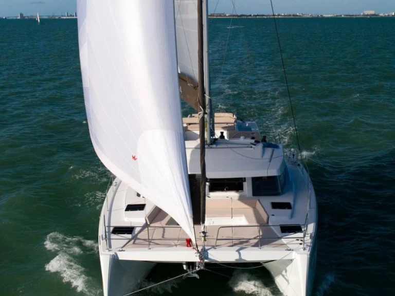 Catamaran à louer à Toúrlos au meilleur prix