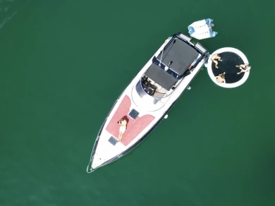 Bareboat Rental Motorboat Sunseeker with a boat licence