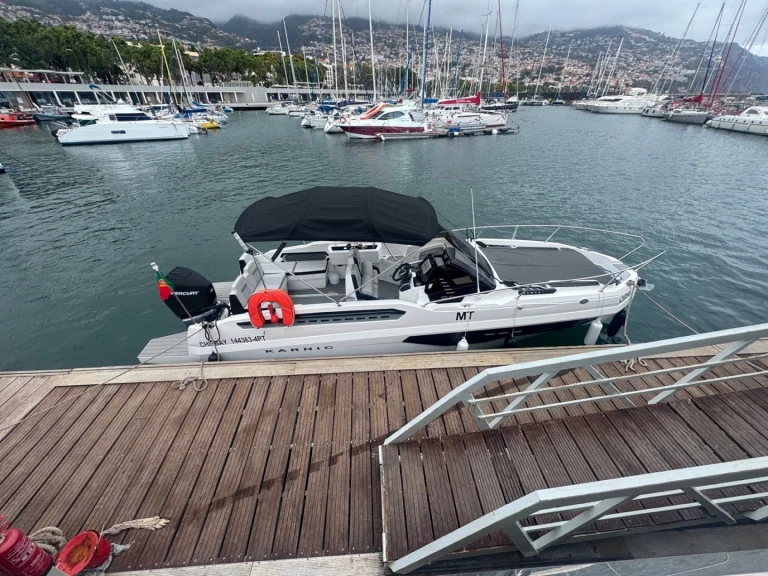Location Bateau à moteur à Porto do Funchal - Karnic R8S