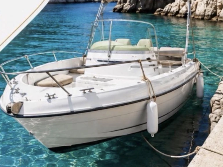 Location Bateau à moteur à Marseille - Cap-Ferret 550 Open