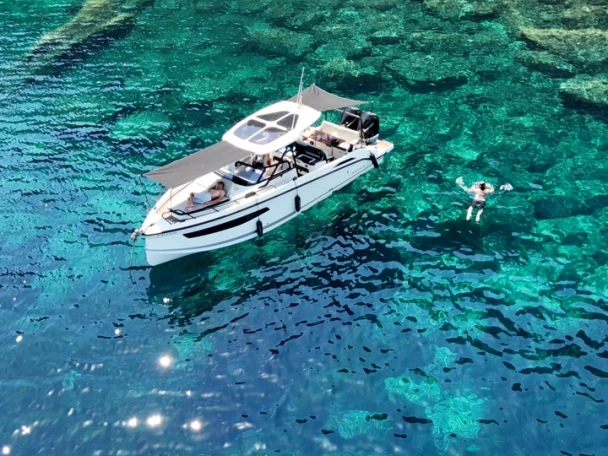 Bateau à moteur à louer à Santa Eulària des Riu au meilleur prix