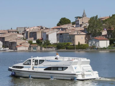 Bareboat Rental Motorboat Le Boat with a boat licence