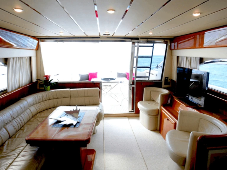 Location Bateau à moteur Ferretti avec permis