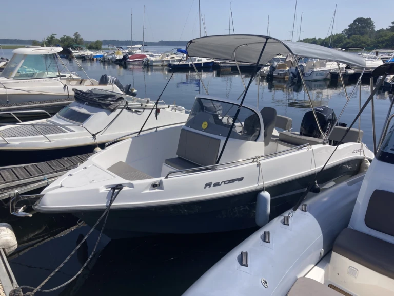 Location Bateau à moteur Nireus avec permis