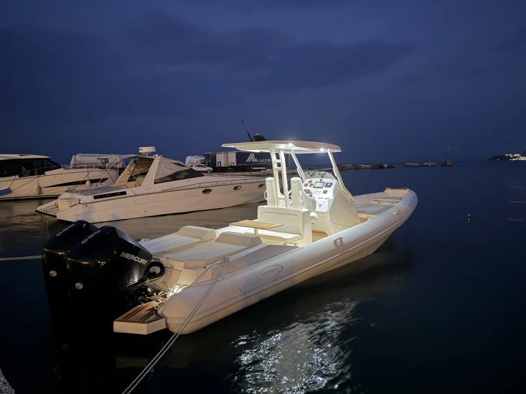 Semi-rigide à louer à Zakynthos au meilleur prix