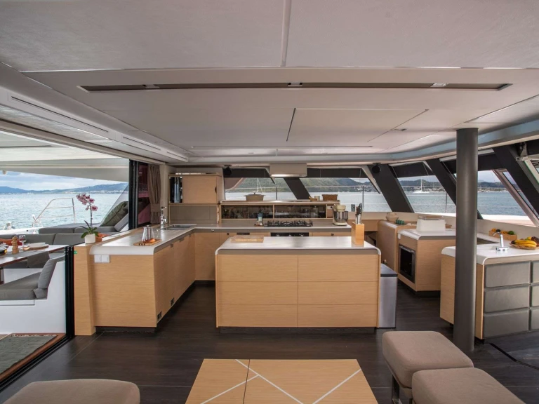 Location bateau Fountaine Pajot OKINAWA à Naples sur Samboat