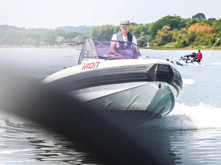 Location Bateau à moteur IRON BOATS  avec permis
