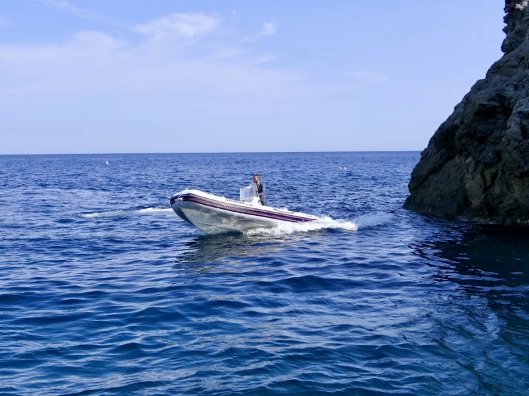 Louer Semi-rigide avec ou sans skipper sportis à Le Brusc