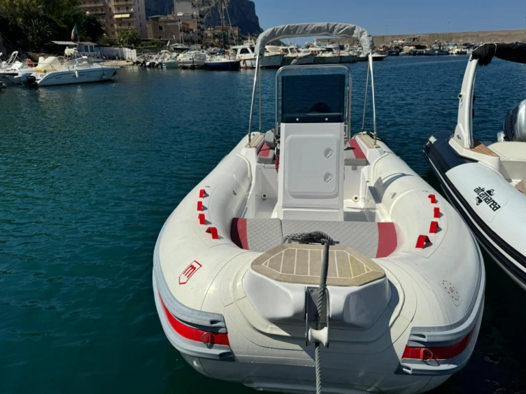 Louer Semi-rigide avec ou sans skipper Marel à Palerme