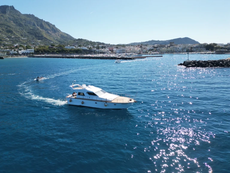 Bateau à moteur à louer à Forio au meilleur prix