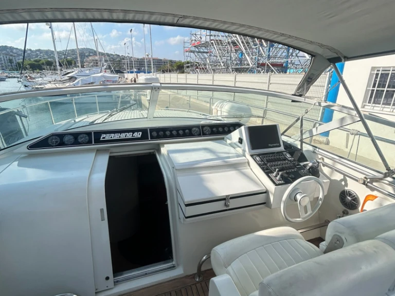 Location à Golfe-Juan - Pershing Pershing 40 sur SamBoat
