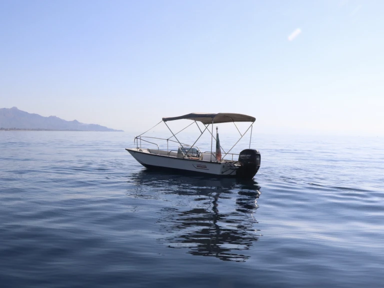 Louer Bateau à moteur avec ou sans skipper Boston Whaler à Riposto