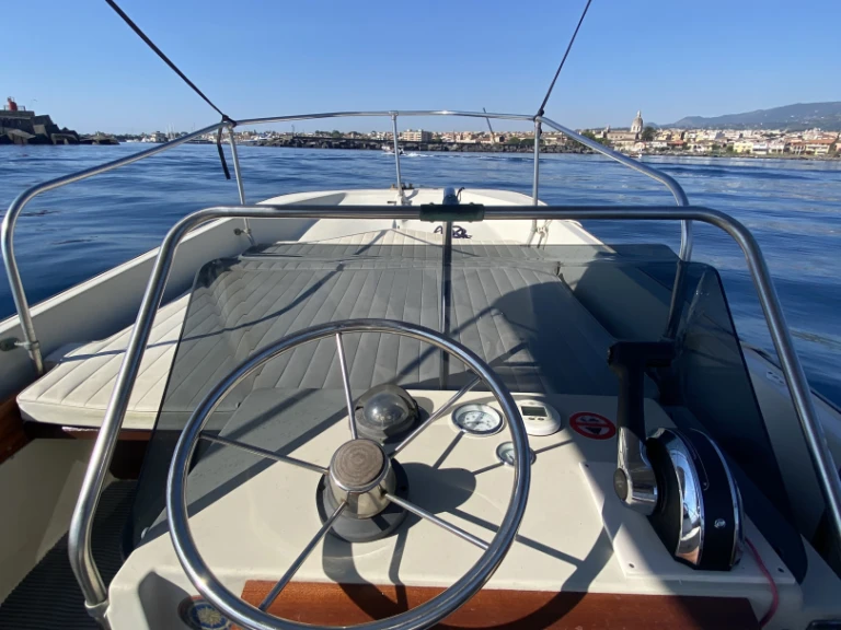 Bateau à moteur à louer à Riposto au meilleur prix