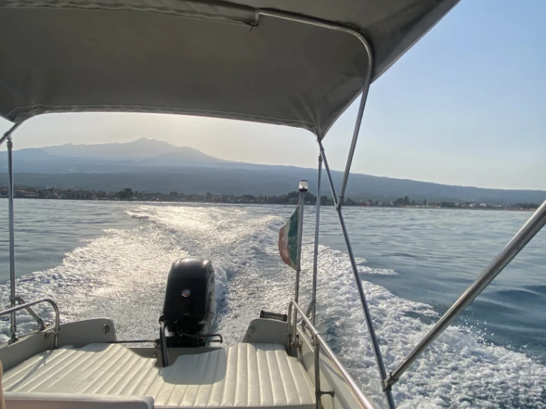 Boston Whaler Boston Whaler 17 a louer à Riposto