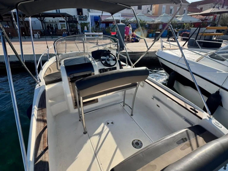 Bateau à moteur à louer à Tkon au meilleur prix