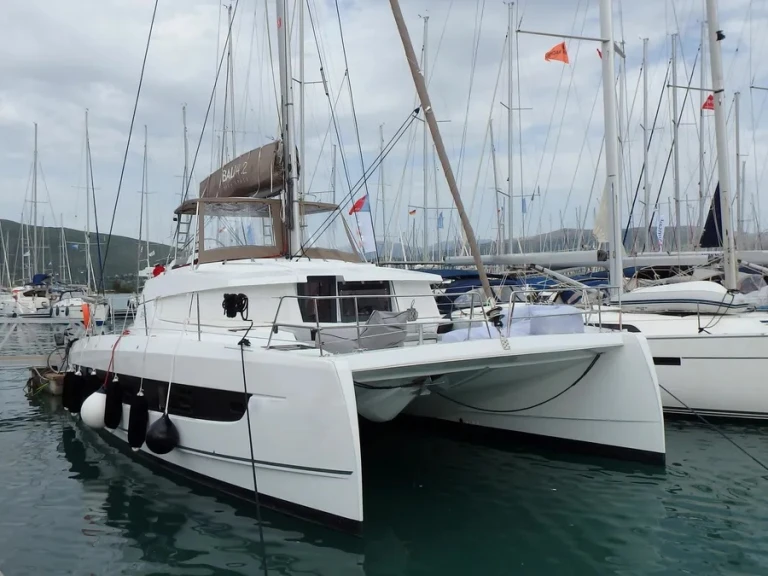 Catamaran à louer à Gouviá au meilleur prix