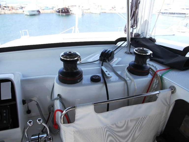 Catamaran à louer à Neo Klima au meilleur prix