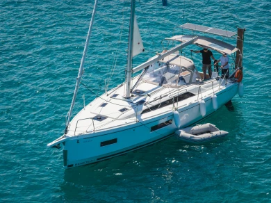 Rent a Bénéteau Oceanis 37.1 Gouviá