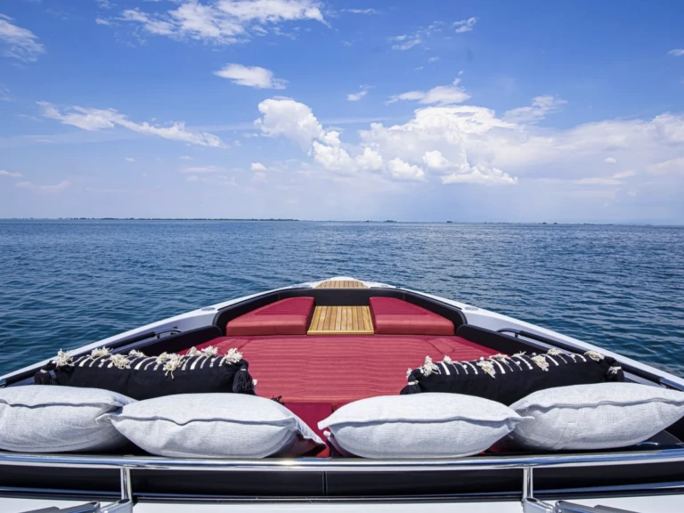 Location bateau Saint-Tropez pas cher Pershing 90