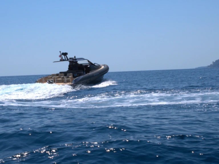 Louer Semi-rigide avec ou sans skipper Anvera à Saint-Tropez