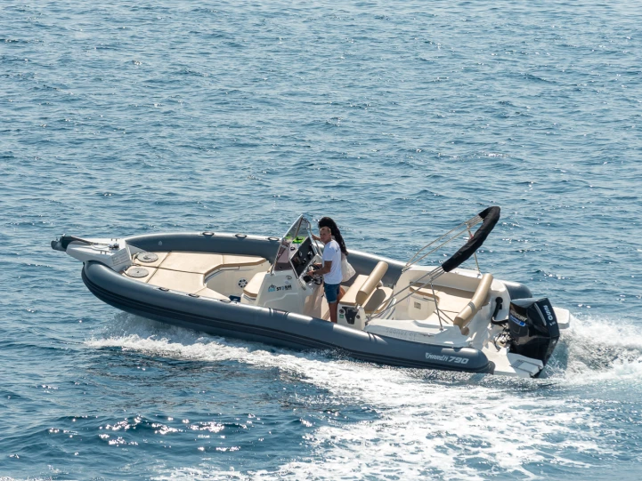 Location bateau Pirelli 880 L Edition à Trogir sur Samboat