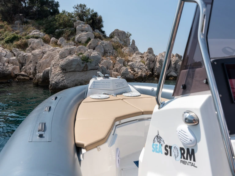 Louer Semi-rigide avec ou sans skipper Pirelli à Trogir