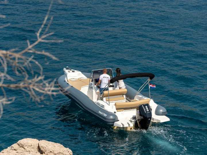 Pirelli 880 L Edition a louer à Trogir
