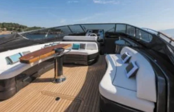 Location bateau Saint-Tropez pas cher Riva 68'