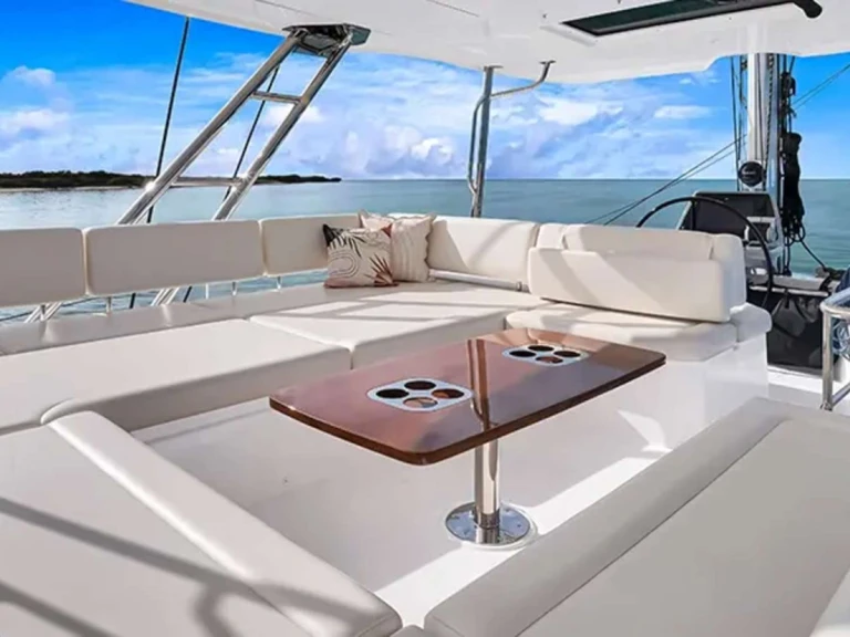 Location Yacht Aquila avec permis