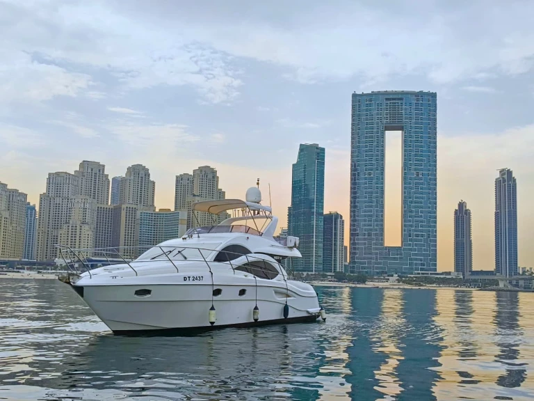 Location Bateau à moteur à Dubai Marina - Majesty Yachts Mejesty 50