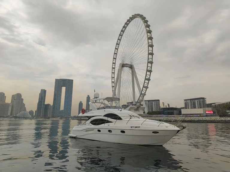 Bateau à moteur à louer à Dubai Marina au meilleur prix