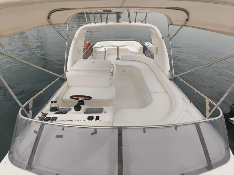 Location à Dubai Marina - Majesty Yachts Mejesty 50 sur SamBoat