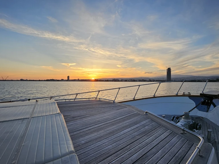Bateau à moteur à louer à Limassol Marina au meilleur prix