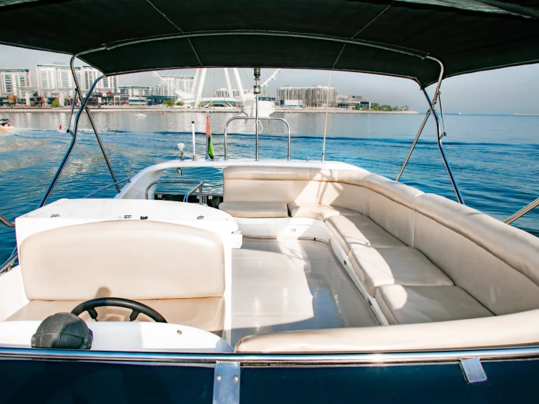Bateau à moteur à louer à Dubai Marina au meilleur prix