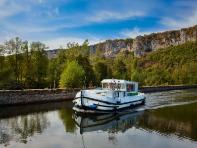 Hire Canal boat Pénichette with a boat licence