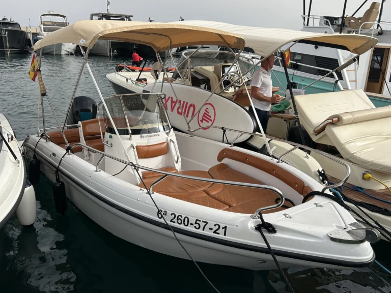 Location Bateau à moteur Raineri avec permis