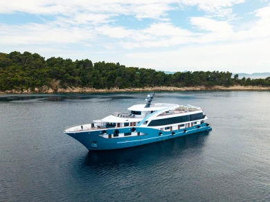 Hire Luxury Yacht  with a boat licence