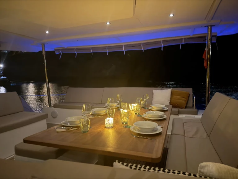 Location à Álimos - Fountaine Pajot Aura 51 sur SamBoat