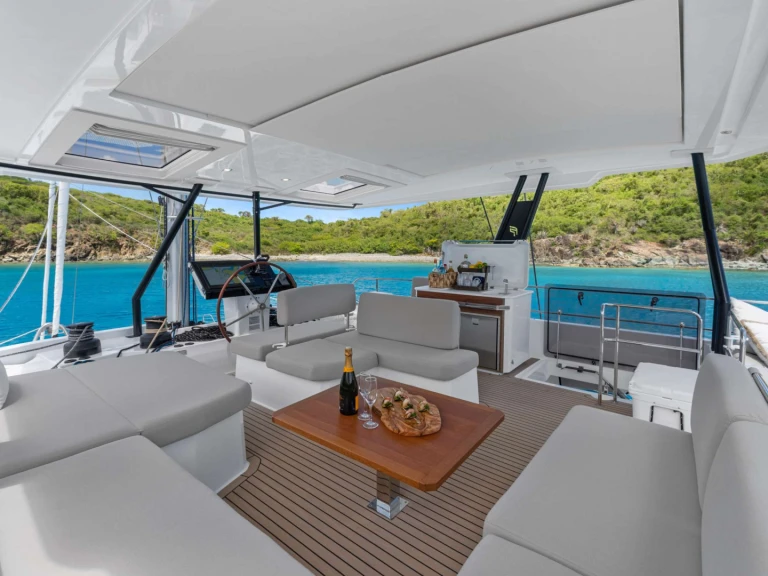 Fountaine Pajot PLUS 10 a louer à Saint Thomas Island