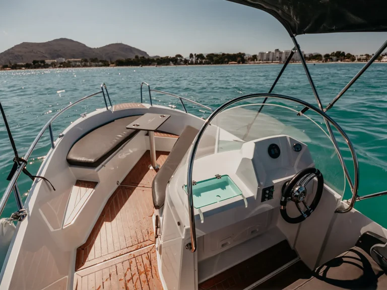 Bateau à moteur à louer à Can Picafort au meilleur prix