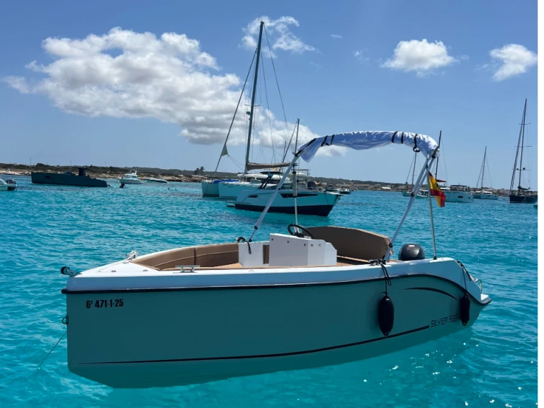 Louer Bateau à moteur avec ou sans skipper Silent Yachts à Club Nàutic Ca'n Picafort